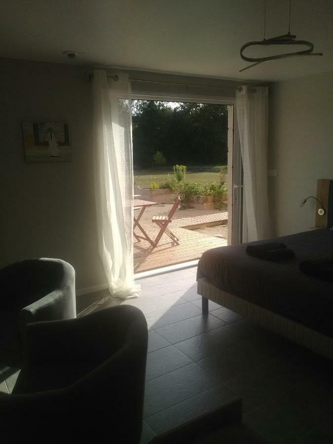 Au Pied Du Lariat Bed & Breakfast Leoville Bagian luar foto