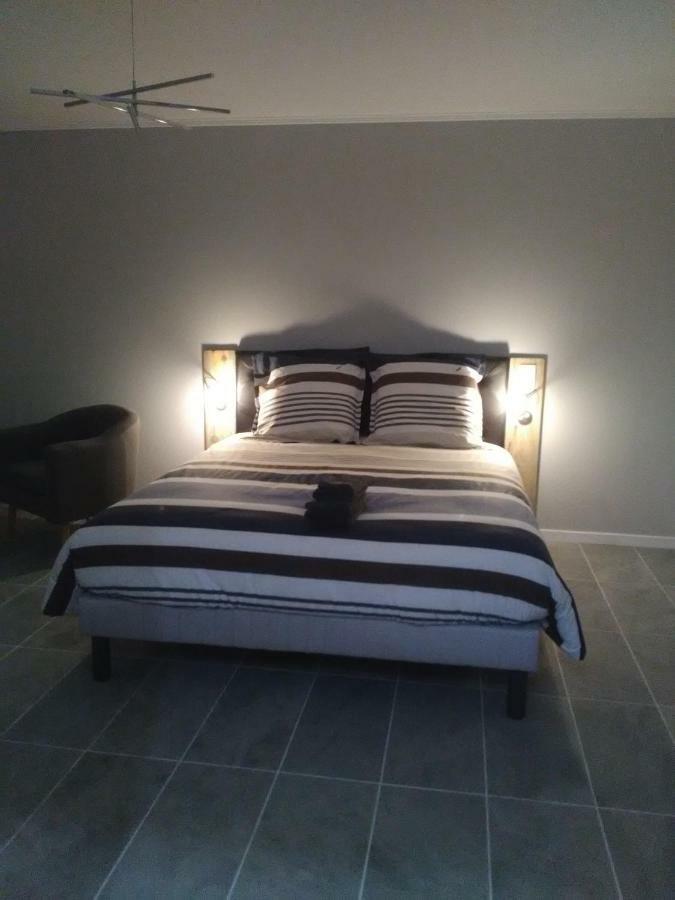 Au Pied Du Lariat Bed & Breakfast Leoville Bagian luar foto