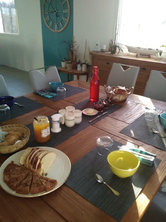 Au Pied Du Lariat Bed & Breakfast Leoville Bagian luar foto