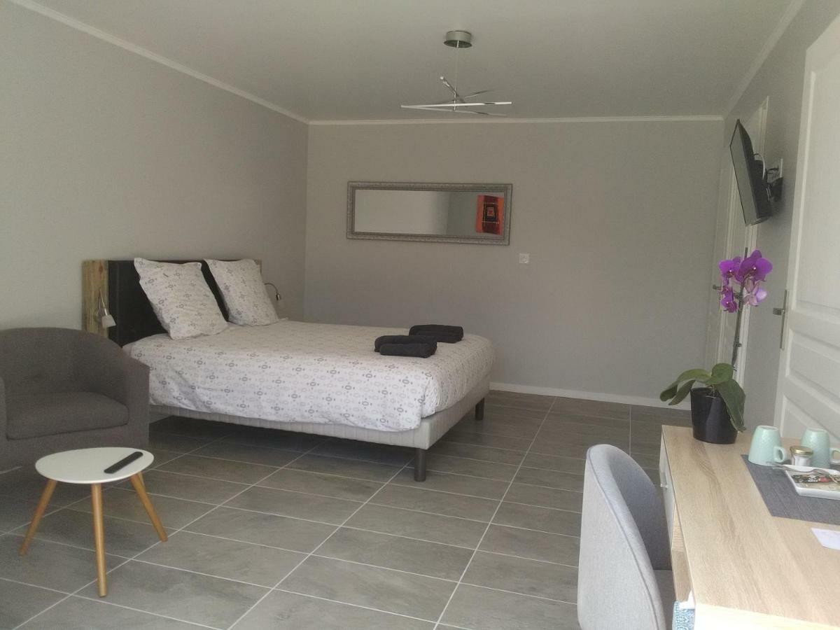 Au Pied Du Lariat Bed & Breakfast Leoville Bagian luar foto
